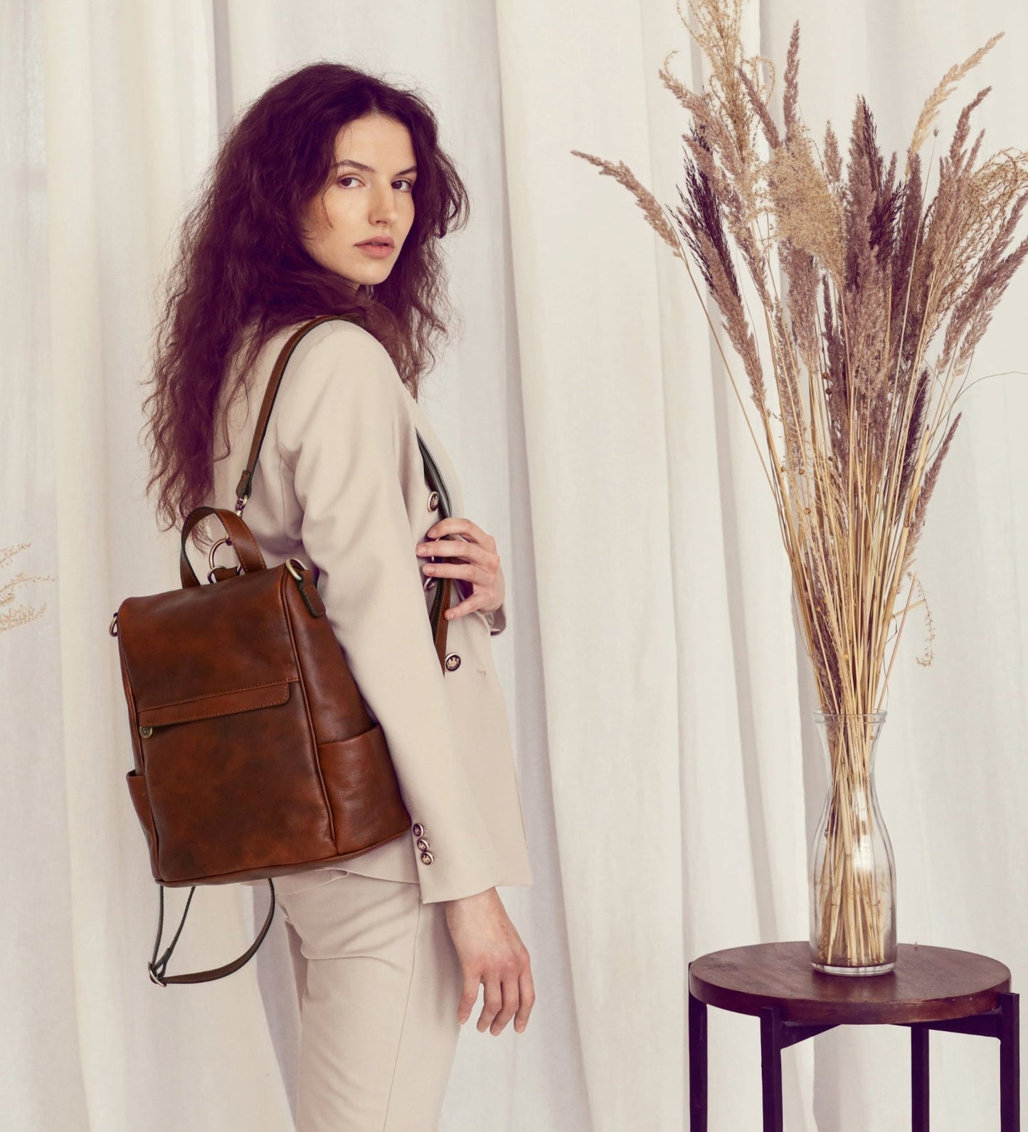Sac à dos convertible en sac à bandoulière en cuir marron Cognac - The Waves