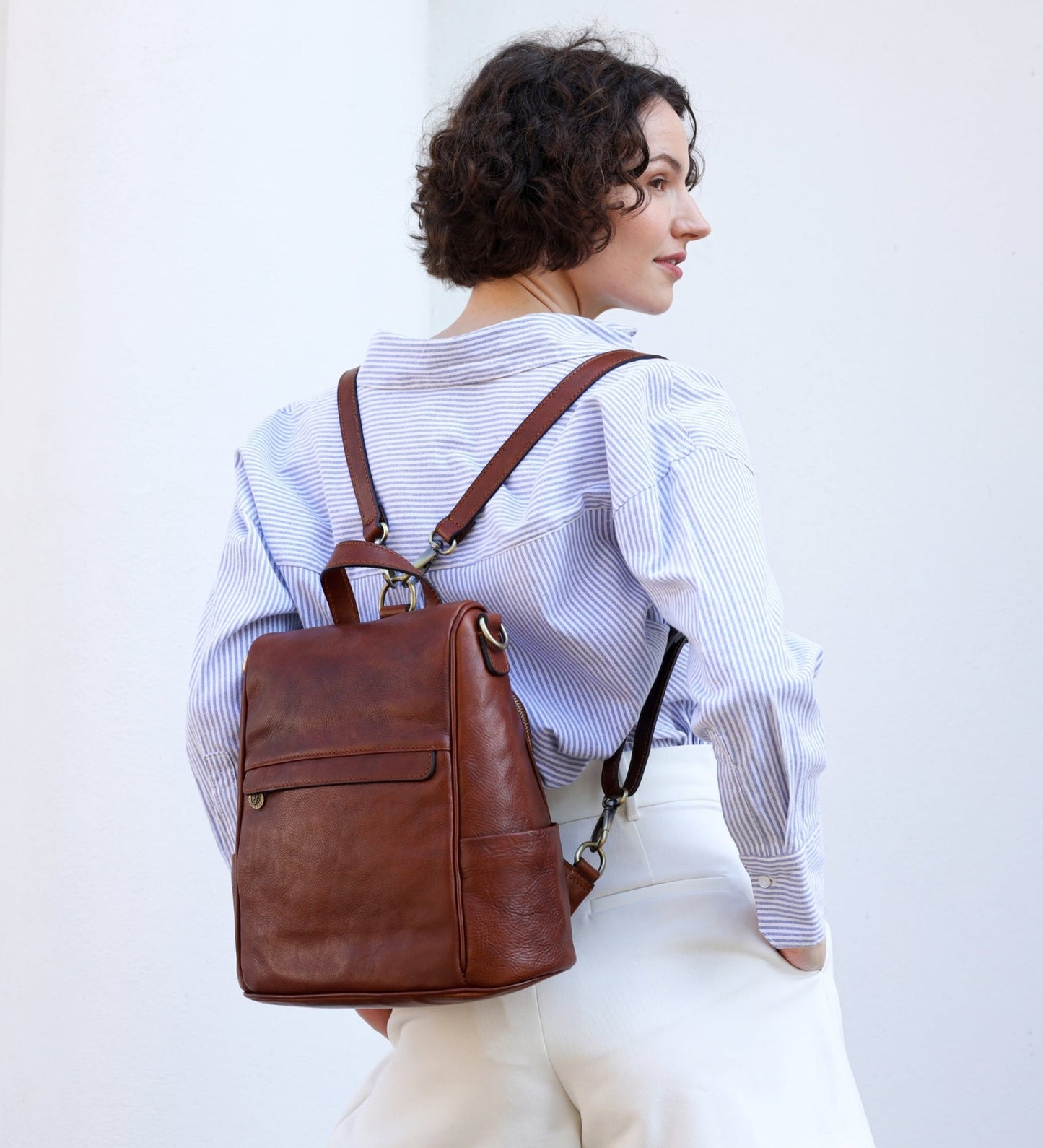 Sac à dos convertible en sac à bandoulière en cuir marron Cognac - The Waves